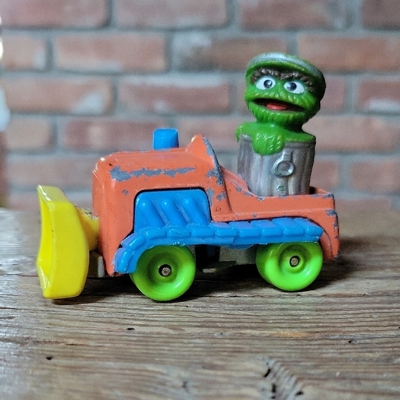 1986 OSCAR THE GROUCH BULLDOZER DIE CAST TRUCK - Picture 1 of 6
